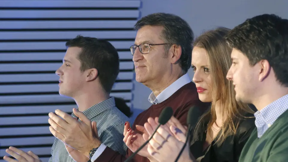 Alberto Núñez Feijóo pousa con dirixentes e militantes de Novas Xeracións, este sábado en Santiago. LAVANDEIRA JR. (EFE)