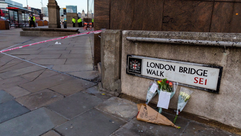 Flores y mensajes depositdas este sábado en el lugar del atentado de Londres. VICKIE FLORES (EFE)