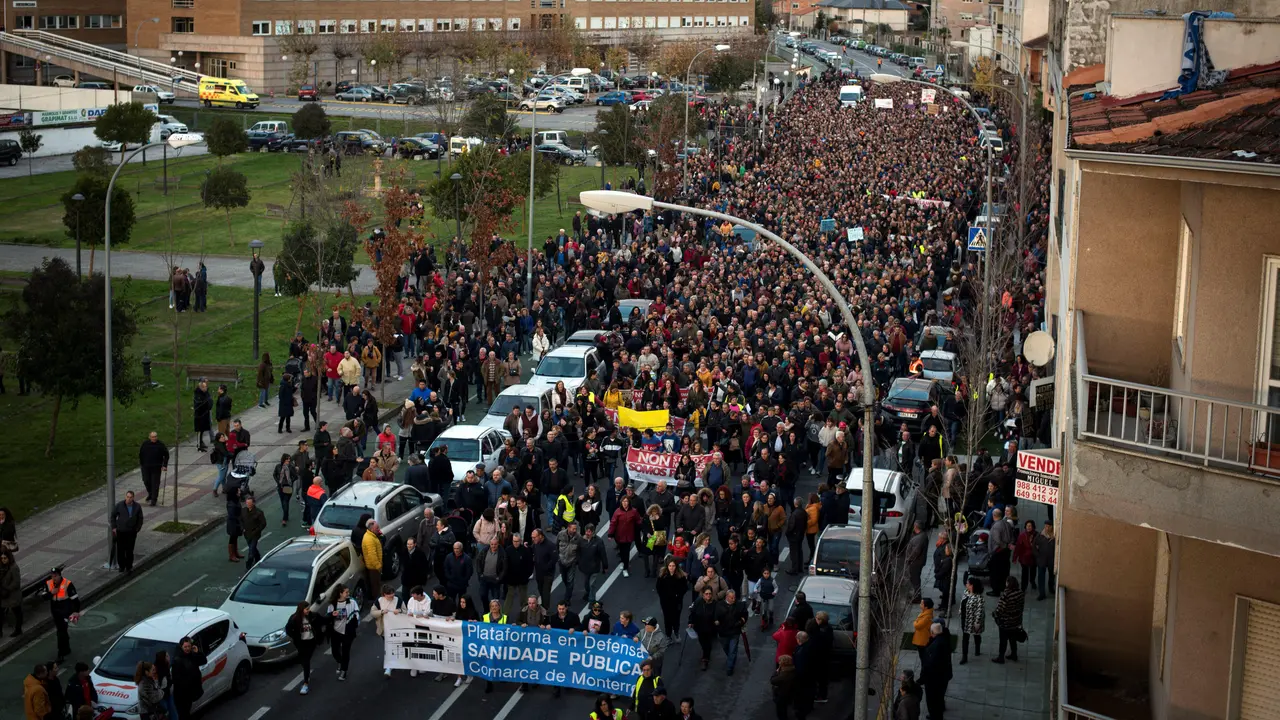 Movilizaci&oacute;n en Ver&iacute;n contra los recortes en el hospital comarcal. BRAIS LORENZO (EFE)