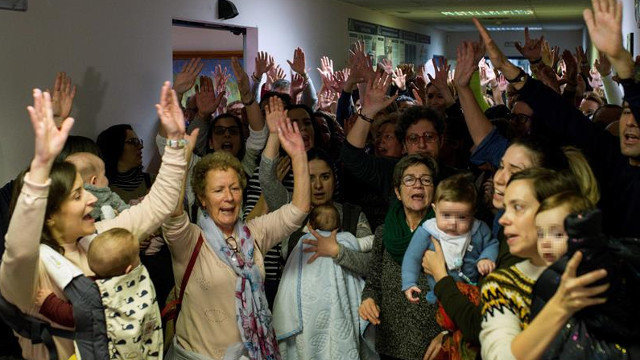 Protesta en el Hospital de Verín tras la decisión del Sergas de cerrar el paritorio. BRAIS LORENZO
