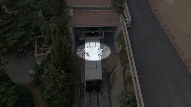 Un momento del vídeo grabado por los dos jóvenes que saltaron sobre el tren. MOSSOS