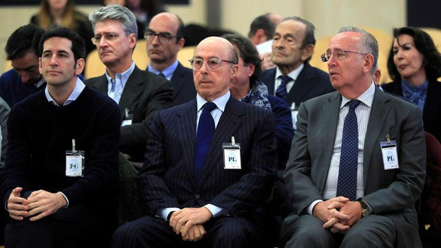 Manuel Fernández de Sousa (d), junto a los máximos responsables de la empresa entre 2009 y 2013. EFE