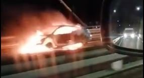 El coche en llamas en Rande. TVG