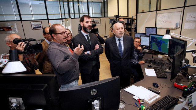 Benito Núñez y Javier Losada visitaron este miércoles la sala de pantallas de la torre de control marítimo de A Coruña. CABALAR (EFE)