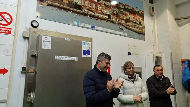 A conselleira Rosa Quintana na inauguración do proxecto na lonxa de Laxe. LUIS POLO