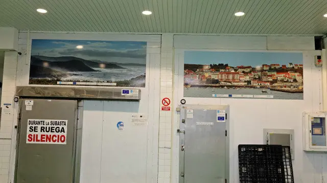 Parte da decoración da lonxa de Laxe. LUIS POLO