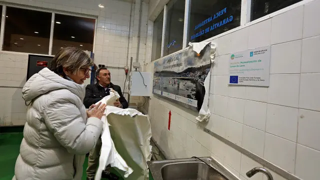 Quintana observa unha das fotos. LUIS POLO