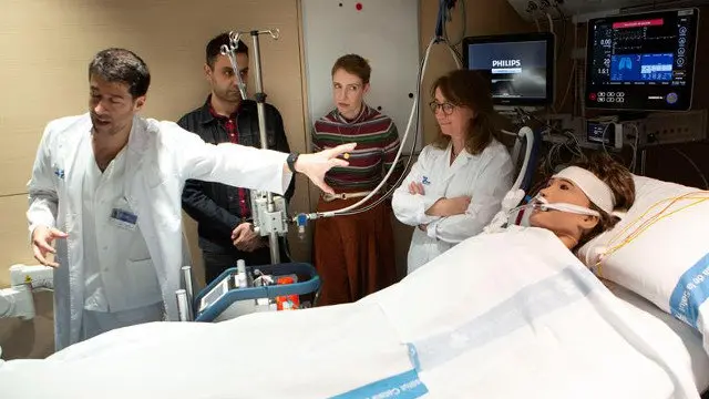 La montañera, los bomberos y médicos que le salvaron la vida explicaron cómo resucitó tras seis horas en parada. EFE