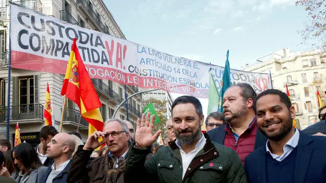 Abascal delante de la pancarta por la cual Cs rechazó participar en la manifestación. EFE