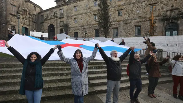 Ana Pontón, junto a otros miembros del BNG frente al Museo do Pobo Galego. XOÁN REY (EFE)