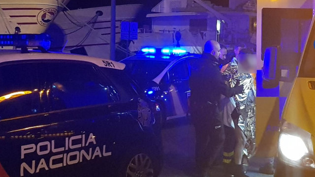 Los agentes y el hombre rescatado en Vigo. POLICÍA NACIONAL