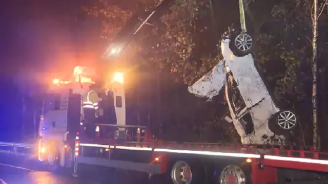 O coche accidentado sendo retirado. CRTVG