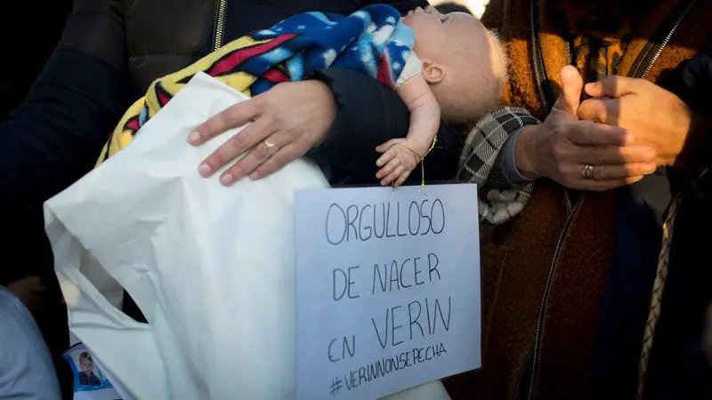 Uno de los carteles reivindicativos en la manifestación contra el cierre del paritorio de Verín. BRAIS LORENZO (EFE)