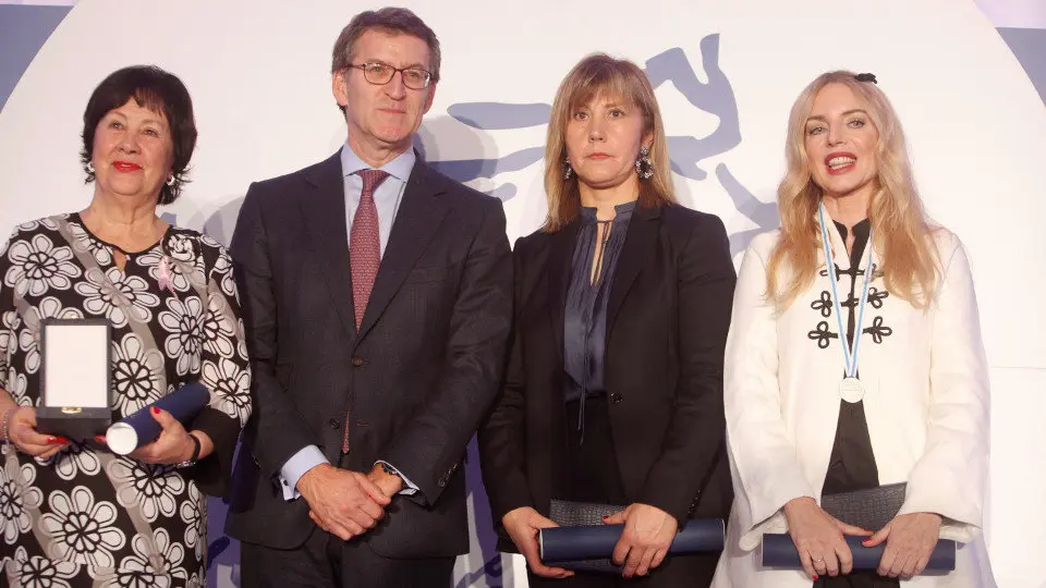 Feijóo, con las galardonadas. CABALAR (EFE)