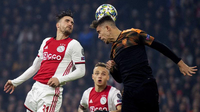 Nico Tagliafico (izquierda) del Ajax y Gabriel Paulista (d) del Valencia se disputan un balón. EFE