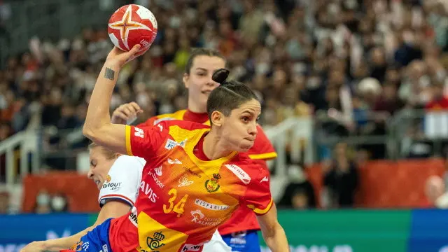 Alicia Fernández se dispone a lanzar a portería.Hiroshi Yamamura (Efe)