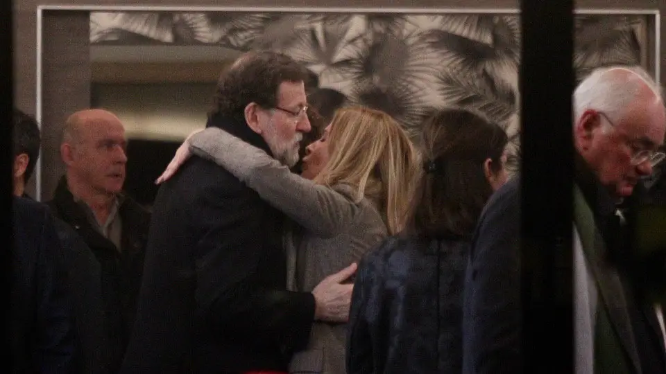 Numerosos amigos arroparon a las familias Rajoy y Millán. RAFA FARIÑA