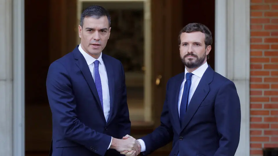 Pedro Sánchez y Pablo Casado, en la Moncloa durante la reunión que mantuvieron el pasado mes de octubre. JUAN CARLOS HIDALGO (EFE)