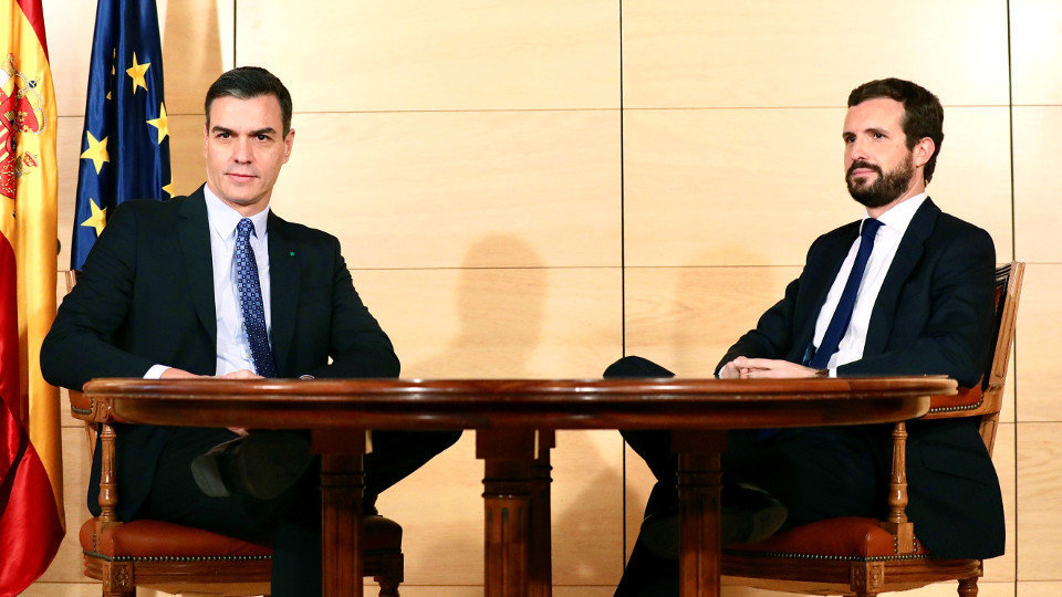 Reunión entre el presidente del Gobierno en funciones, Pedro Sánchez, y el líder del PP, Pablo Casado. INMA MESA (EFE)