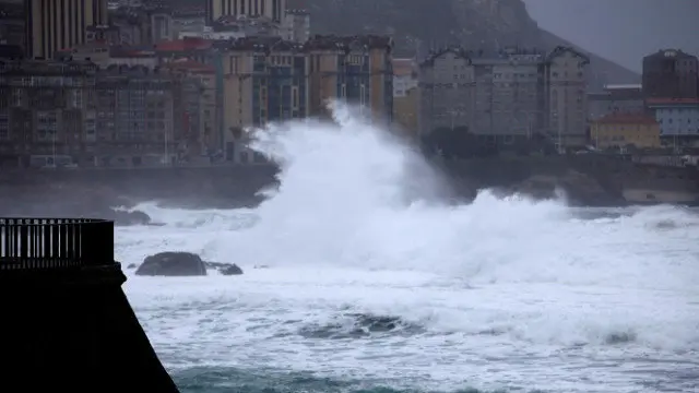 Olas hace unos días en A Coruña. EFE