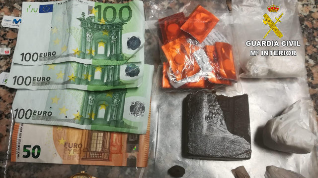 Diñeiro e drogas incautadas ao detido no Porriño. GARDA CIVIL