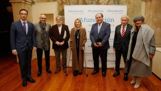 Inma López Silva xunto aos membros do xurado, o presidente de Afundación e outras autoridades. G. GARCÍA
