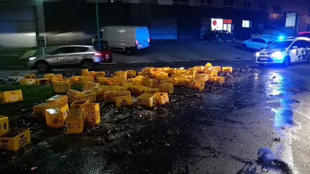 La carga del camión de Estrella Galicia, esparcida sobre la calzada.TWITTER (@Policia_Coruna)