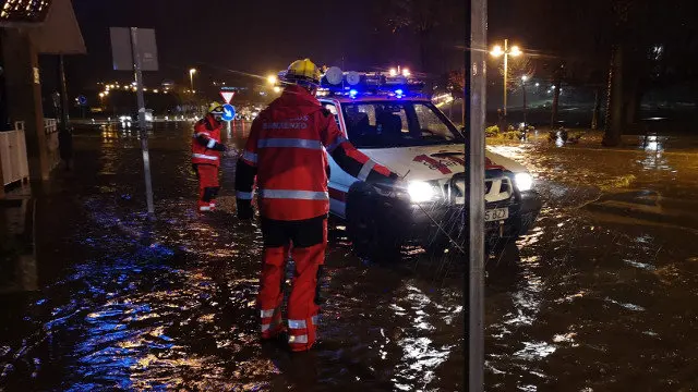 Personal de emergencias trabajando en Portonovo. DP