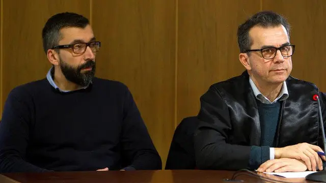 O acusado César Adrio Otero xunto co seu avogado, Guillermo Presa, tras ser declarado culpable. SALVADOR SAS (EFE)