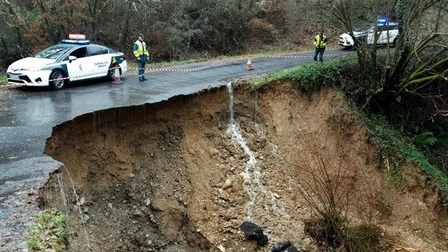 Unha estrada da Gudiña afectada polo temporal. EFE