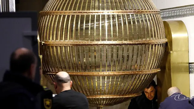 Un dos bombos da Lotería de Nadal. BALLESTEROS (EFE)