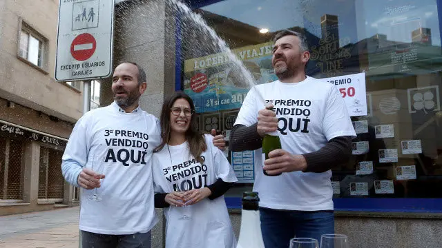 Administración de Lotería do Grove onde se vendeu o terceiro premio. JAVIER CERVERA
