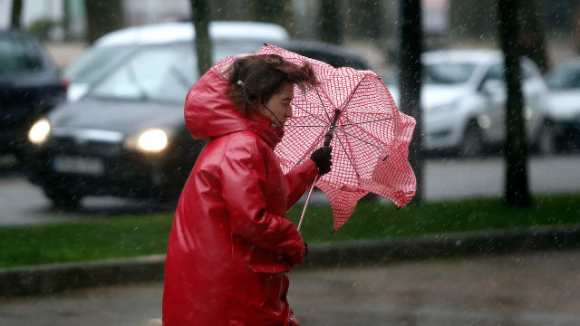 Unha muller protéxese da choiva. JAVIER CERVERA
