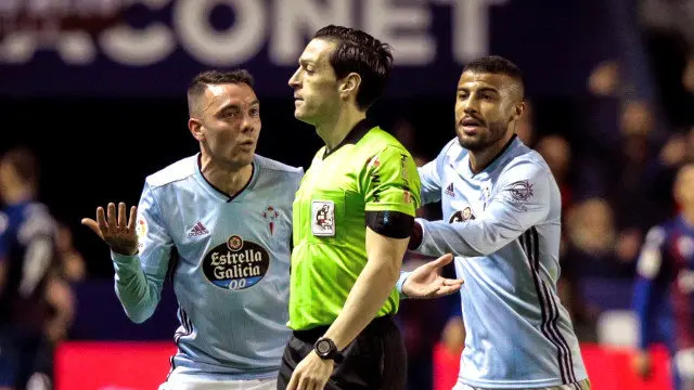Iago Aspas e Rafinha Alcántara protestan ao árbitro Prieto Iglesias tras o segundo gol do Levante. BIEL ALIÑO (EFE)