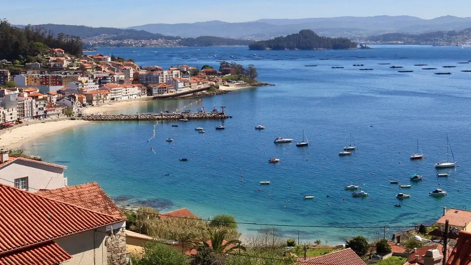 Vista general de la ría de Pontevedra, con el puerto de Raxó en primer término. RAFA FARIÑA