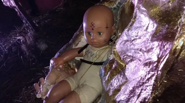 Niño Jesús con esvásticas en el belén de Ourense. TWITTER (@Tirsogz)