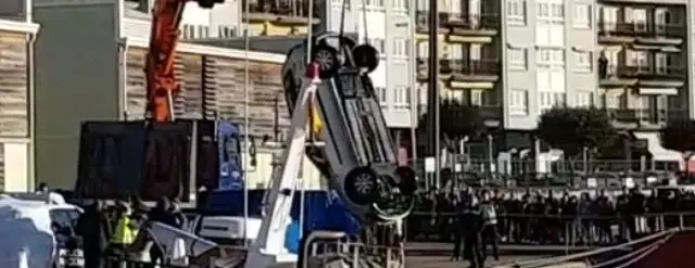 Coche retirado del agua en Viveiro