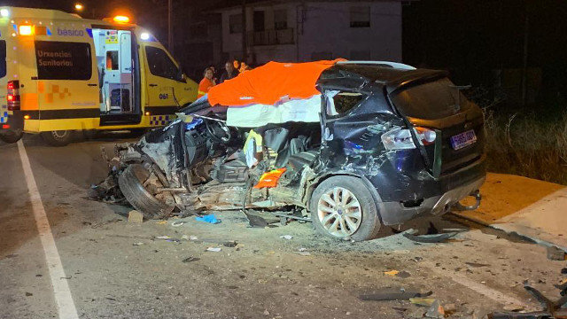 Estado en el que quedó el coche siniestrado en Gondomar GUARDIA CIVIL