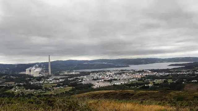 Vista de As Pontes, con la central y el lago artificial. ARCHIVO