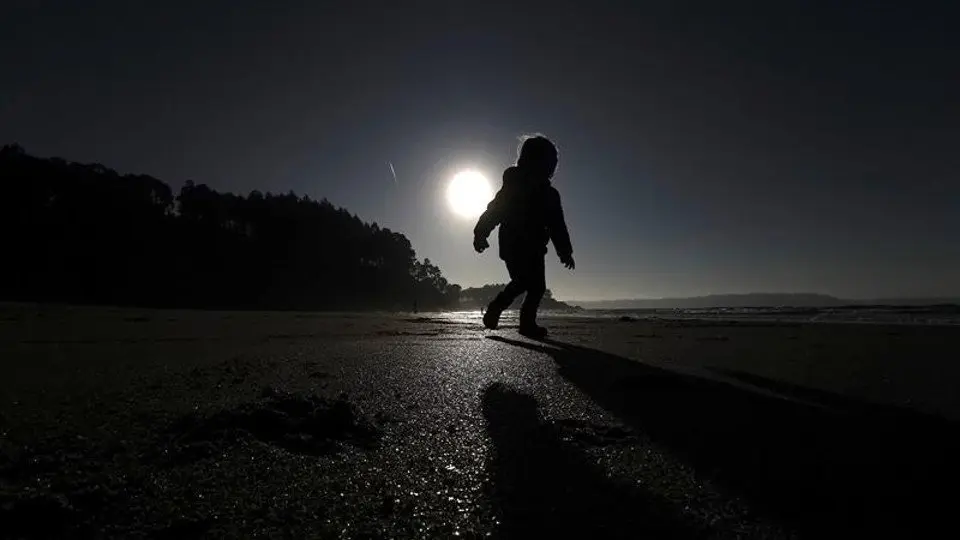 Un ni&ntilde;o en una playa de Pontedeume. CABALAR