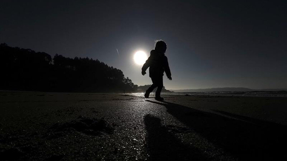Un niño en una playa de Pontedeume. CABALAR