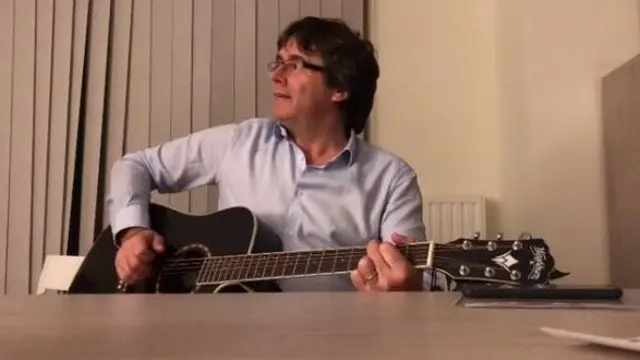 Puigdemont despide el año guitarra en mano. INSTAGRAM