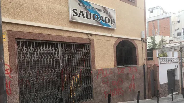 Pintadas en la Agrupación Cultural Saudade. TWITTER (@VíctorMondelo)
