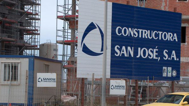 Un cartel de la constructora San José. ARCHIVO