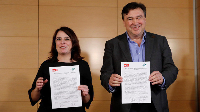 A portavoz do PSOE, Adriana Lastra e o deputado de Teruel Existe Tomás Guitarte mostran o acordo para a investidura de Pedro Sánchez. JUAN CARLOS HIDALGO (EFE)