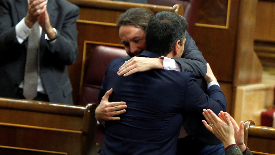 Pablo Iglesias y Pedro Sánchez se abrazan. JUAN CARLOS HIDALGO