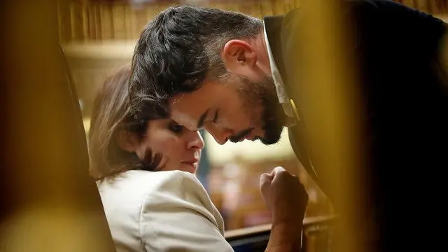 El portavoz de ERC, Gabriel Rufi&aacute;n, conversa con la portavoz del PSOE, Adriana Lastra. JUAN CARLOS HIDALGO