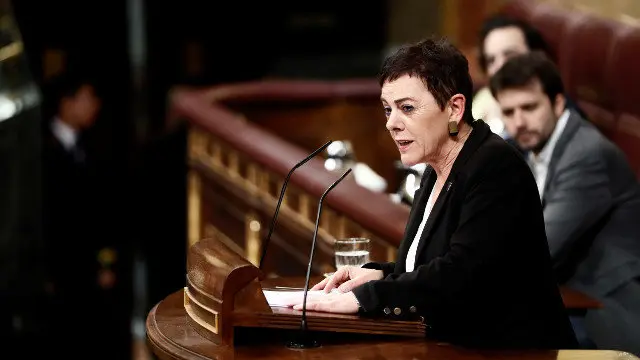 La portavoz de EH Bildu en el Congreso, Mertxe Aizpurua, interviene durante la segunda jornada del debate de investidura. MARISCAL (Efe)