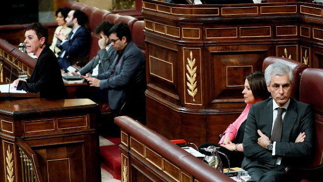 Adolfo Suárez Illana, del PP, se gira en su escaño, durante la intervención de la portavoz de EH Bildu en el Congreso, Mertxe Aizpurua. EFE