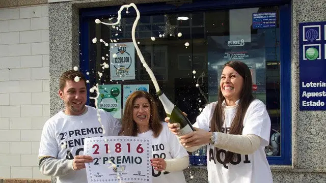 Dos d&eacute;cimos del segundo premio de la Loter&iacute;a del ni&ntilde;o, se han vendido en el despacho del Bar Par&iacute;s situado en la villa de Nigr&aacute;n. EFE / Salvador Sas